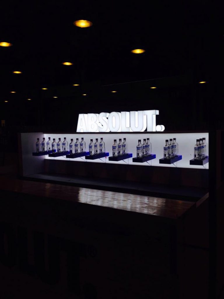   - Luminosos – Absolut – Letras – The Hotel