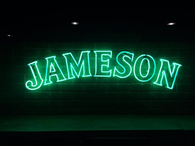  - Luminosos – Jameson – The Hotel